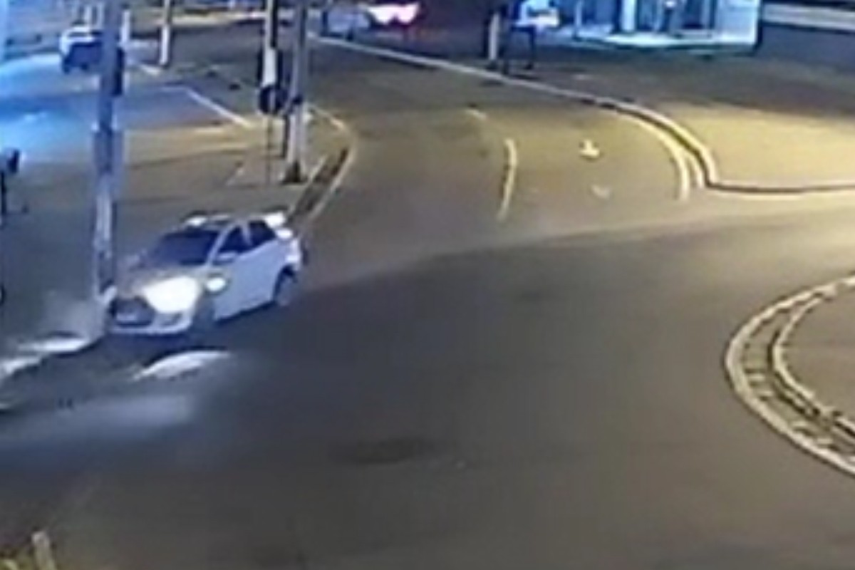 Carro derrapa, bate em poste e câmera registra outro veículo perdendo o controle em Itaperuna; VÍDEO