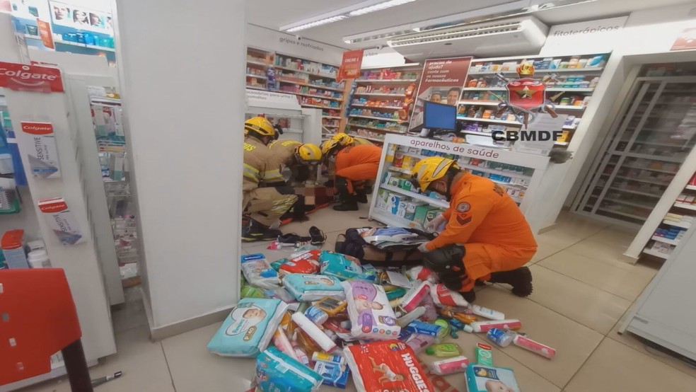 Motorista invade farmácia e atropela atendente em Brasília — Foto: Divulgação/CBMDF