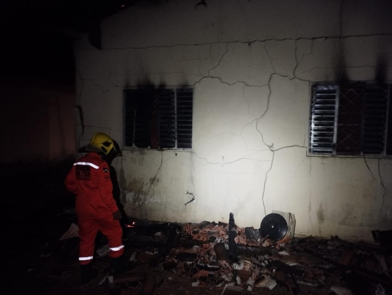 Mulher morre carbonizada dentro da própria casa durante incêndio em Jaru, RO
