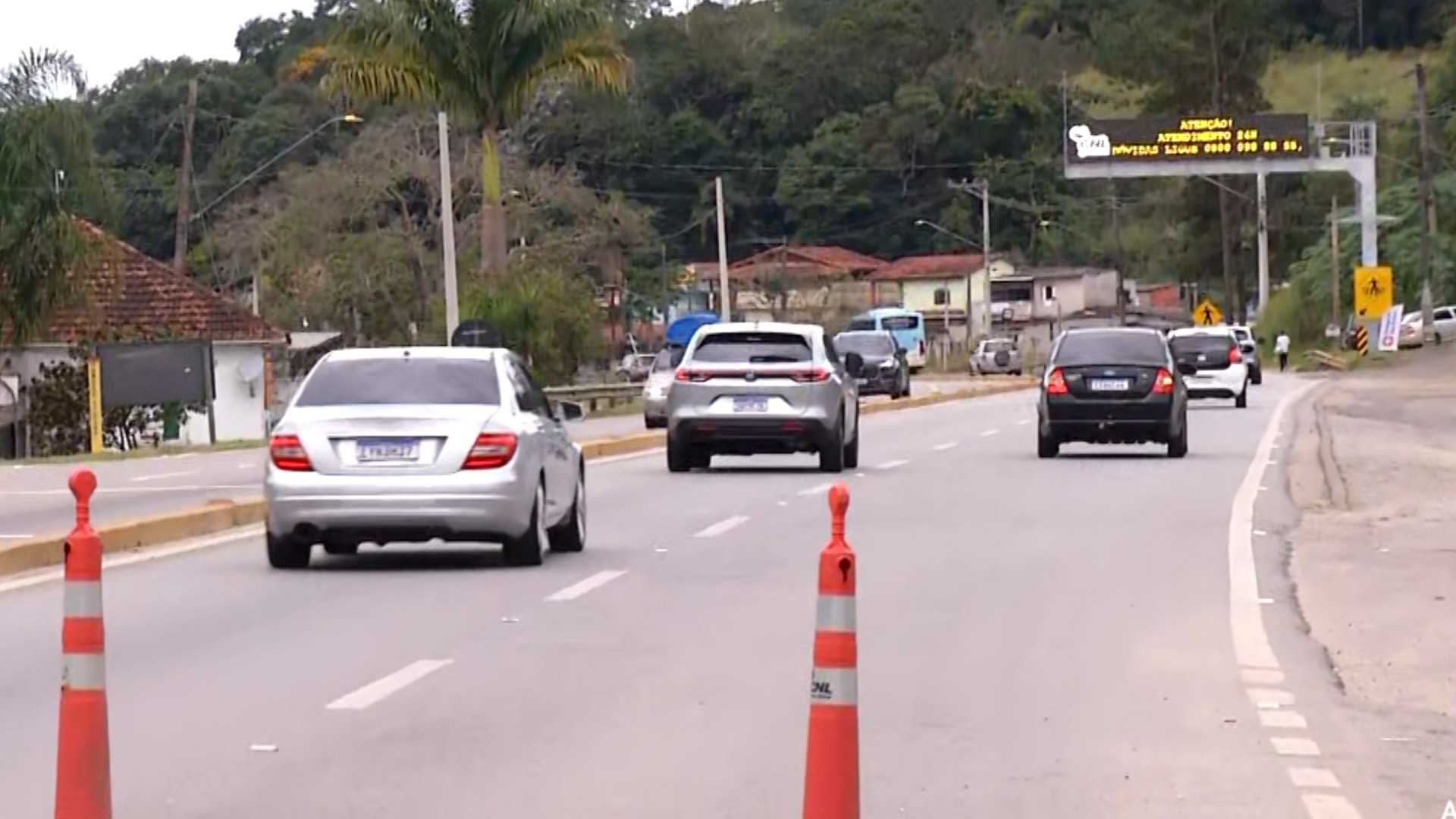 Mogi-Bertioga recebe 100 mil veículos e tem trânsito livre no feriado