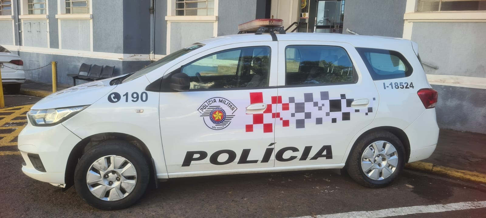Sob efeito de droga, homem chuta viatura, xinga policiais e acaba preso em Presidente Prudente