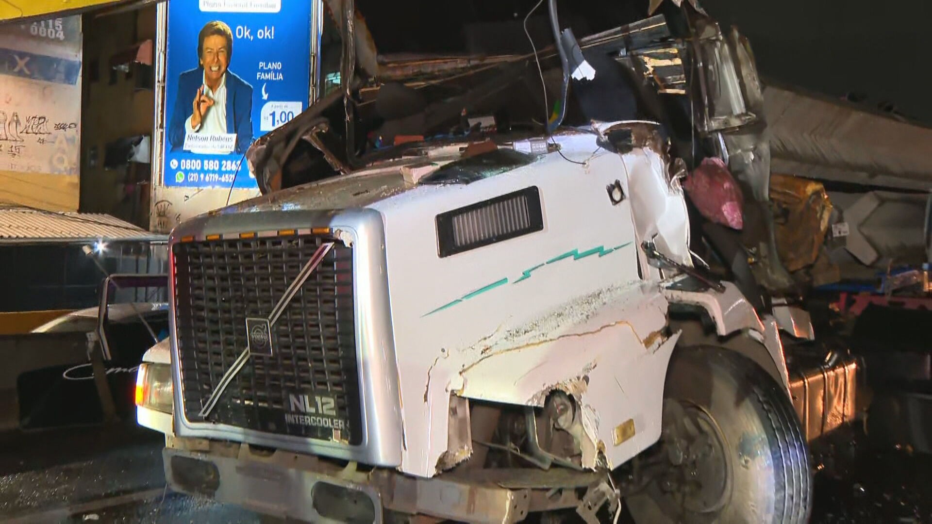Motorista de carreta morre em batida contra carro, em Nova Iguaçu 