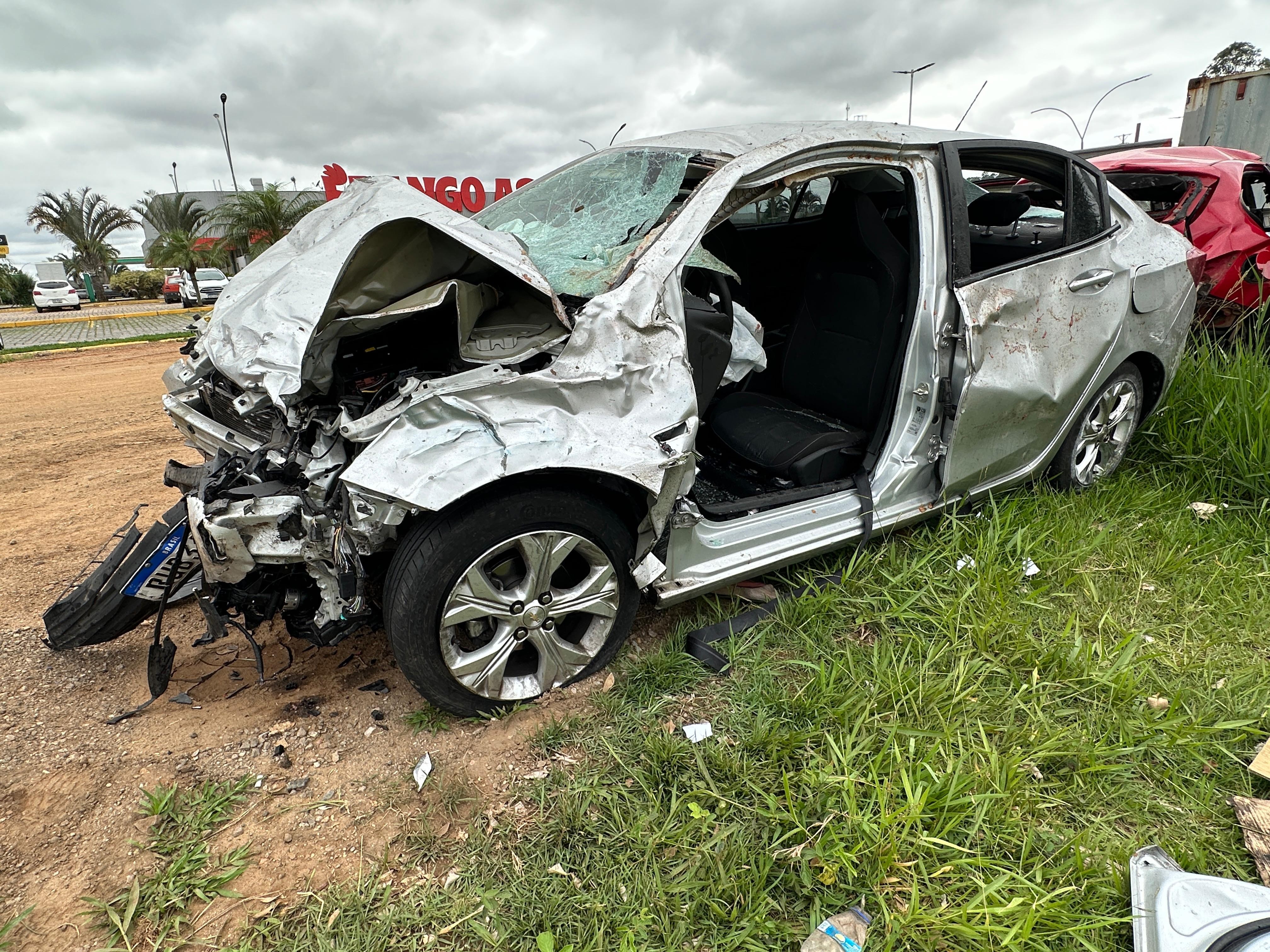 Três pessoas morrem em acidente envolvendo carros, caminhão e boi em São José dos Campos, SP