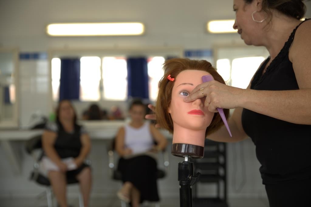 Escola do Trabalho abre mais de 100 vagas para cursos profissionalizantes gratuitos em Taubaté