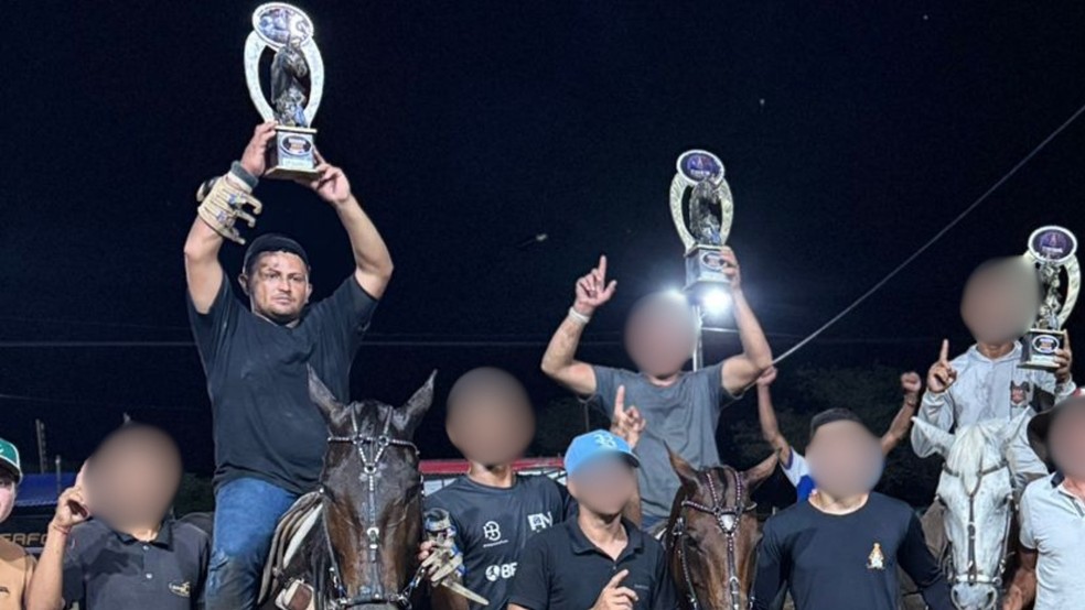 Dadá Guedes com troféu que ganhou na vaquejada antes de ser morto. — Foto: Arquivo pessoal