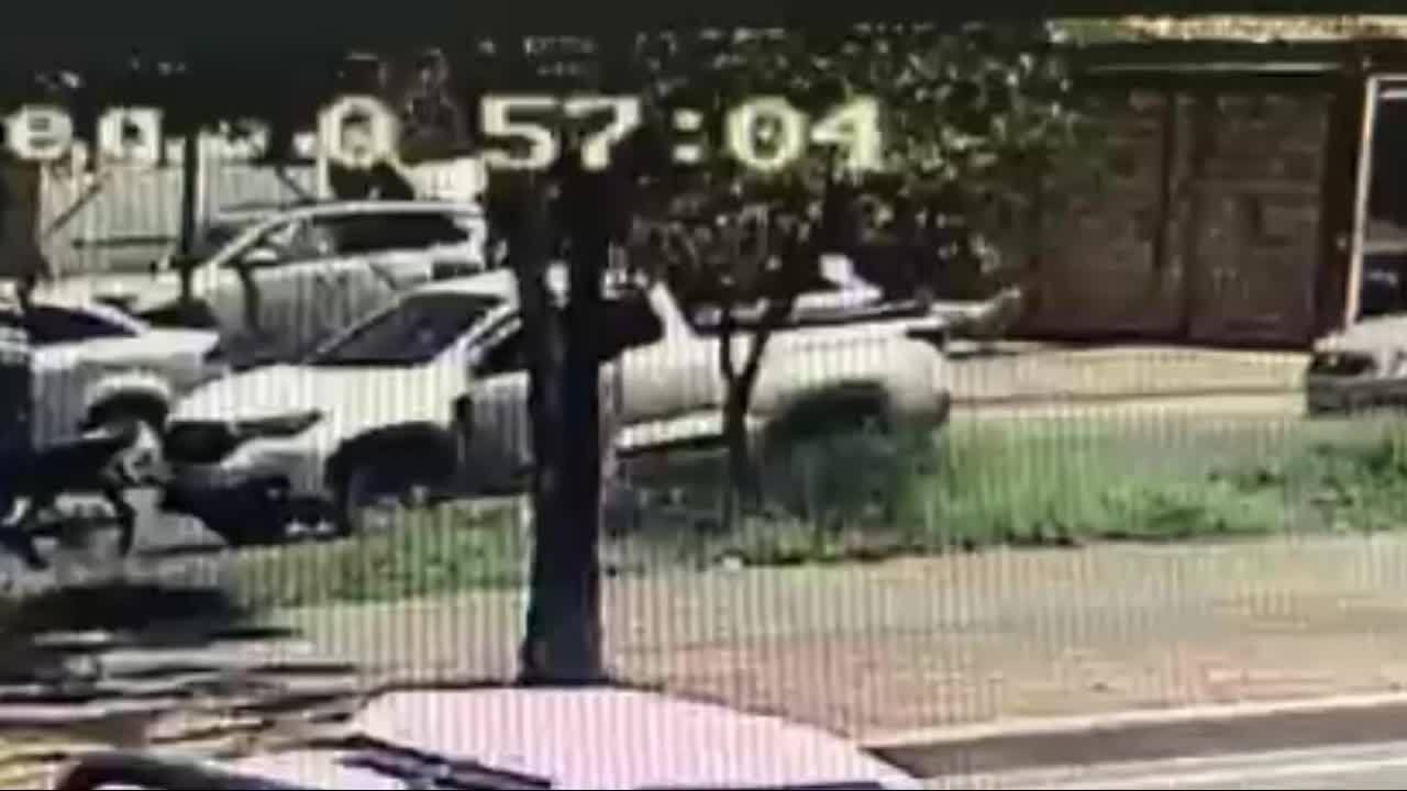 VÍDEO: Criminosos atiram em carro, motorista sai correndo e eles fogem levando malote com R$ 52 mil