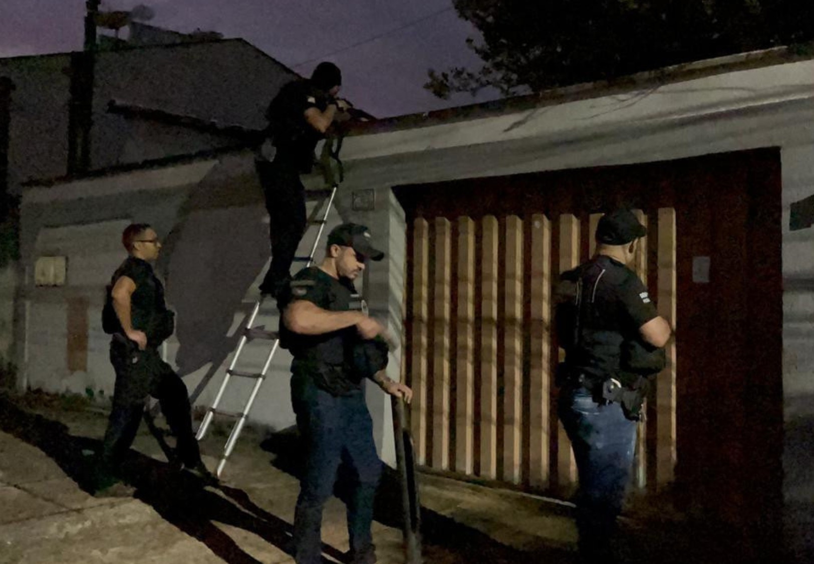 Polícia cumpre mandados contra suspeitos de usar aplicativo para negociar drogas