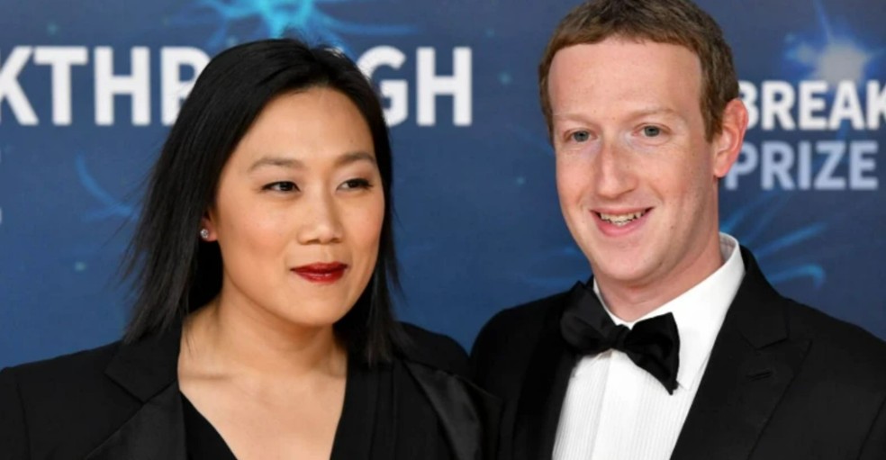 Mark Zuckerberg, na foto com sua esposa Priscilla, disse que o espaço subterrâneo em sua propriedade no Havaí é "como um pequeno abrigo". — Foto: BBC/Getty Images