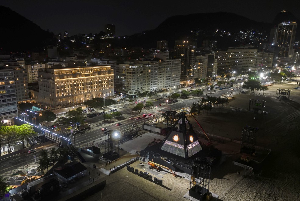 Vista do palco em formato de pirâmide próximo ao Hotel Copacabana Palace — Foto: Bruna Prado/AP