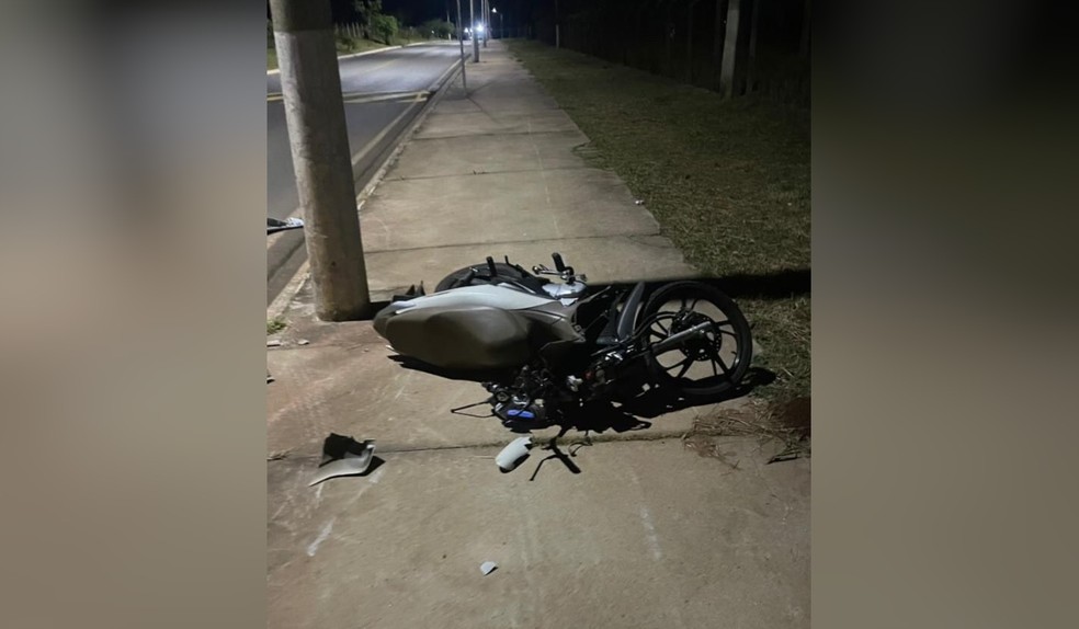 Moto da vítima, de 19 anos, ficou danificada após acidente em Itapetininga (SP) na terça-feira (24) — Foto: Reprodução/Itape Ordinária