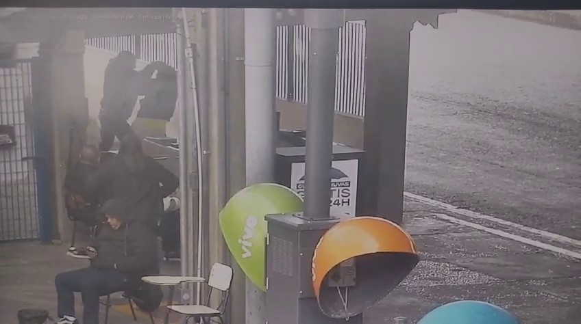 VÍDEO: mulher é detida ao esfaquear homem durante briga em terminal de ônibus no interior de SP