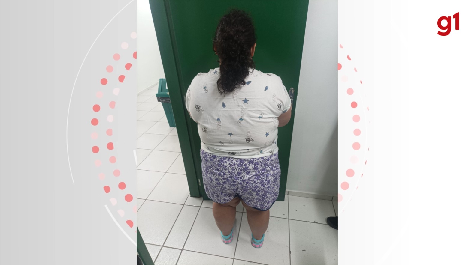 Mulher de 37 anos finge ter 12 e é presa por estelionato um ano após ser adotada por família em SC, diz polícia