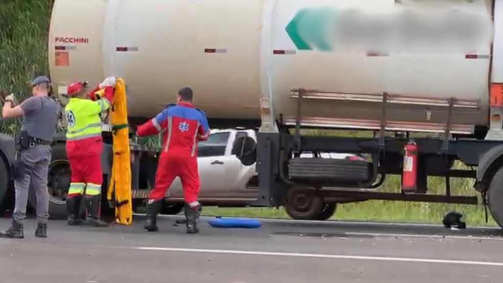 Motociclista fica ferido em acidente com caminh&atilde;o na SP-310 em S&atilde;o Jos&eacute; do Rio Preto (SP) &mdash; Foto: Reprodu&ccedil;&atilde;o / TV TEM