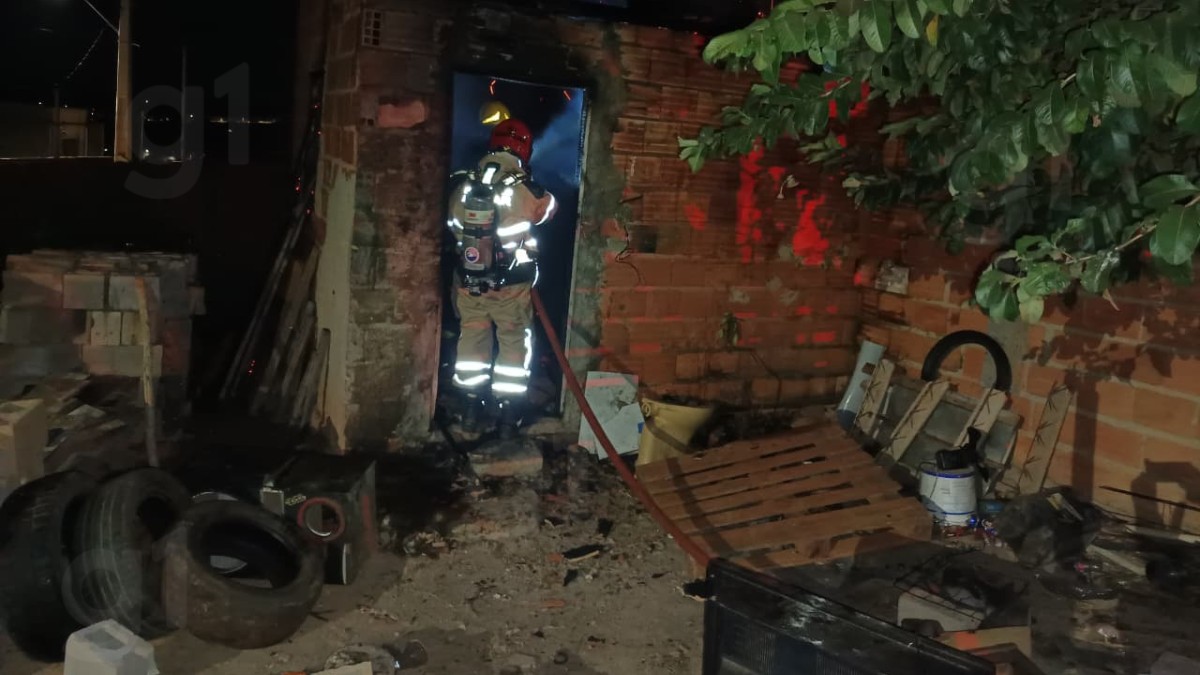 Homem é preso suspeito de incendiar casa da ex-companheira e descumprir medida protetiva em Bocaiuva
