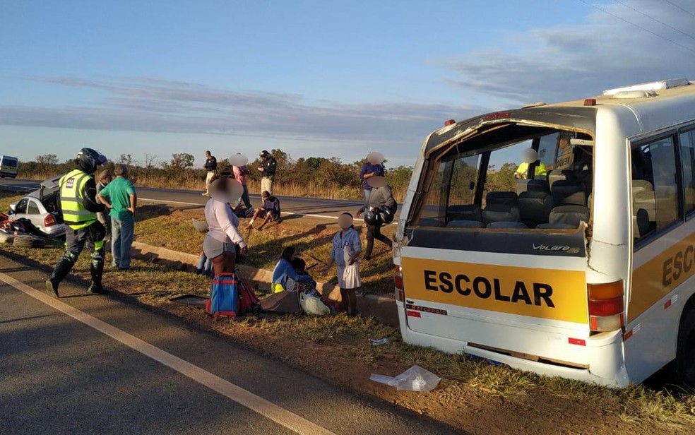 Ônibus escolas em canteiro de rodovia após acidente com carro, em Luziânia — Foto: Divulgação/Bombeiros 