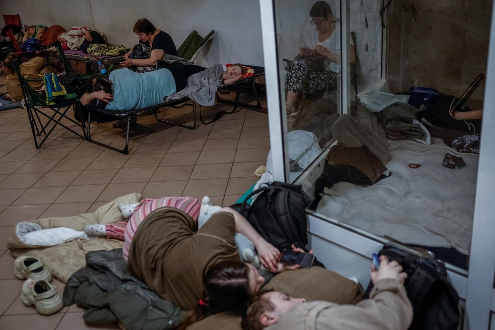 Pessoas se abrigam dentro de uma estação de metrô durante um alerta de ataque aéreo em Kiev — Foto: REUTERS/Alina Smutko