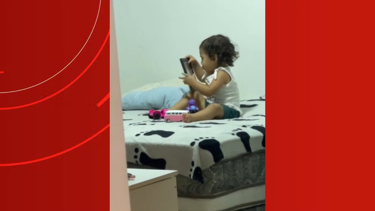 Vídeo mostra caçula de 2 anos brincando com foto e brinquedos de irmã falecida no Amazonas