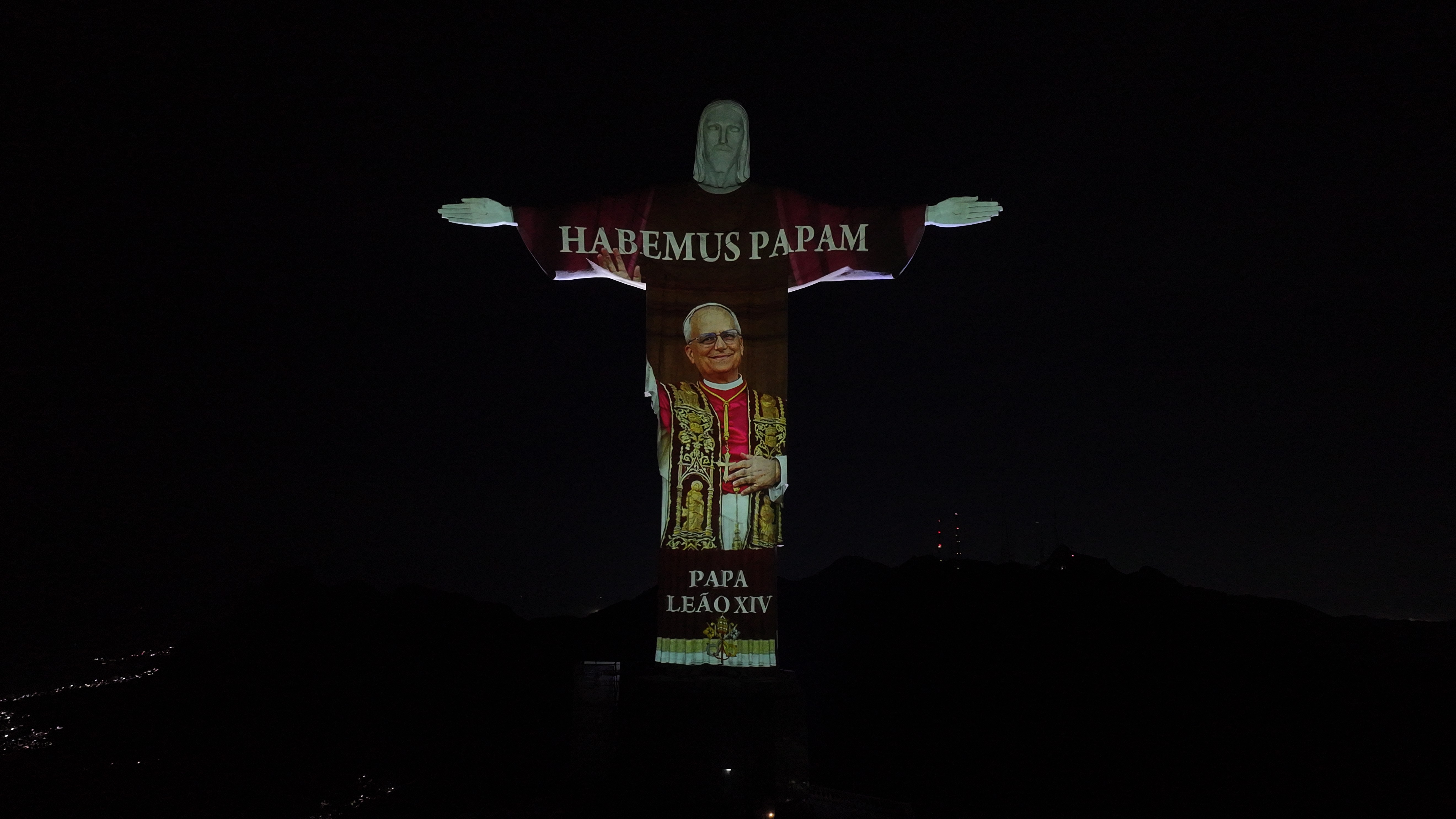 'Habemus papam': Cristo Redentor exibe imagem do papa Leão XIV