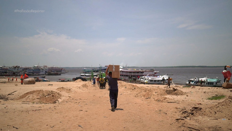 Dificuldade de locomoção, busca por água, desemprego: a seca no Amazonas e os impactos na vida dos ribeirinhos — Foto: Reprodução/TV Globo
