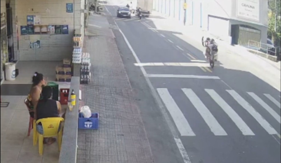 Casal empinava moto em avenida em Cariacica, no Espírito Santo, quando os dois bateram de frente com outro veículo. Jovem foi arremessada e morreu — Foto: Reprodução/TV Gazeta