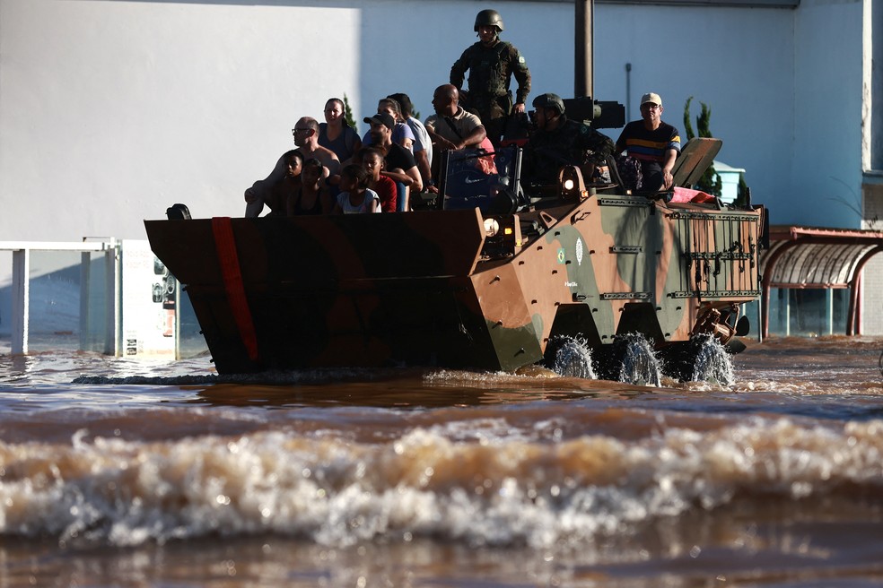 Veículo do Exército ajuda no resgate em Porto Alegre, no Rio Grande so Sul, nesta segunda-feira (6). — Foto: Diego Vara/Reuters