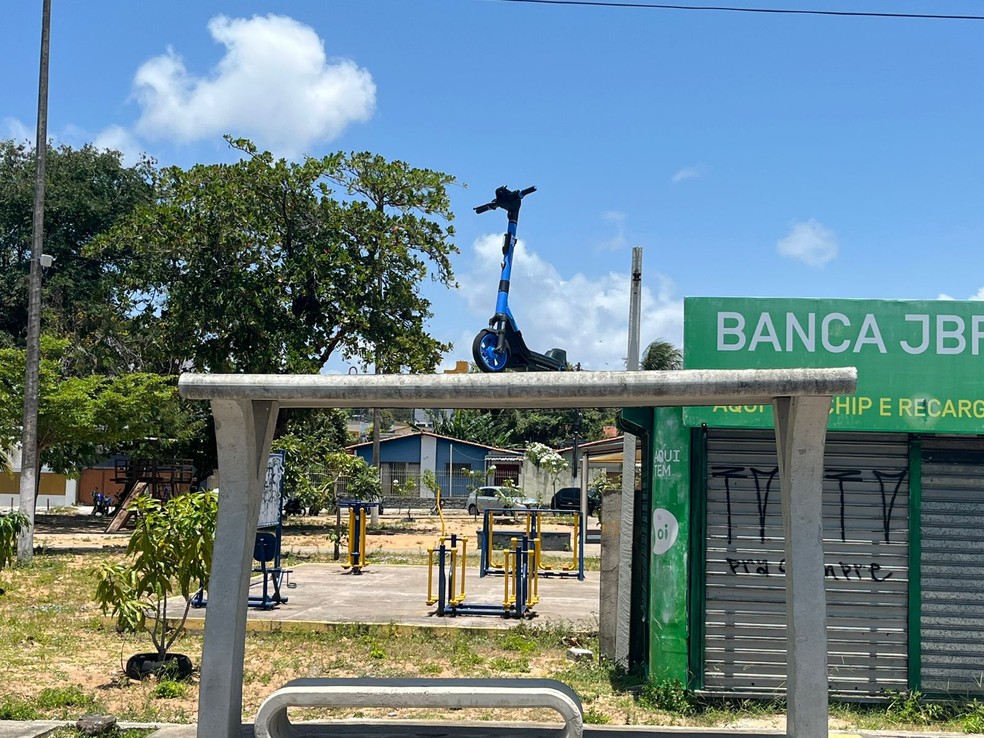 Patinete em cima de parada de ônibus em Natal — Foto: Philipe Salvador/Inter TV Cabugi