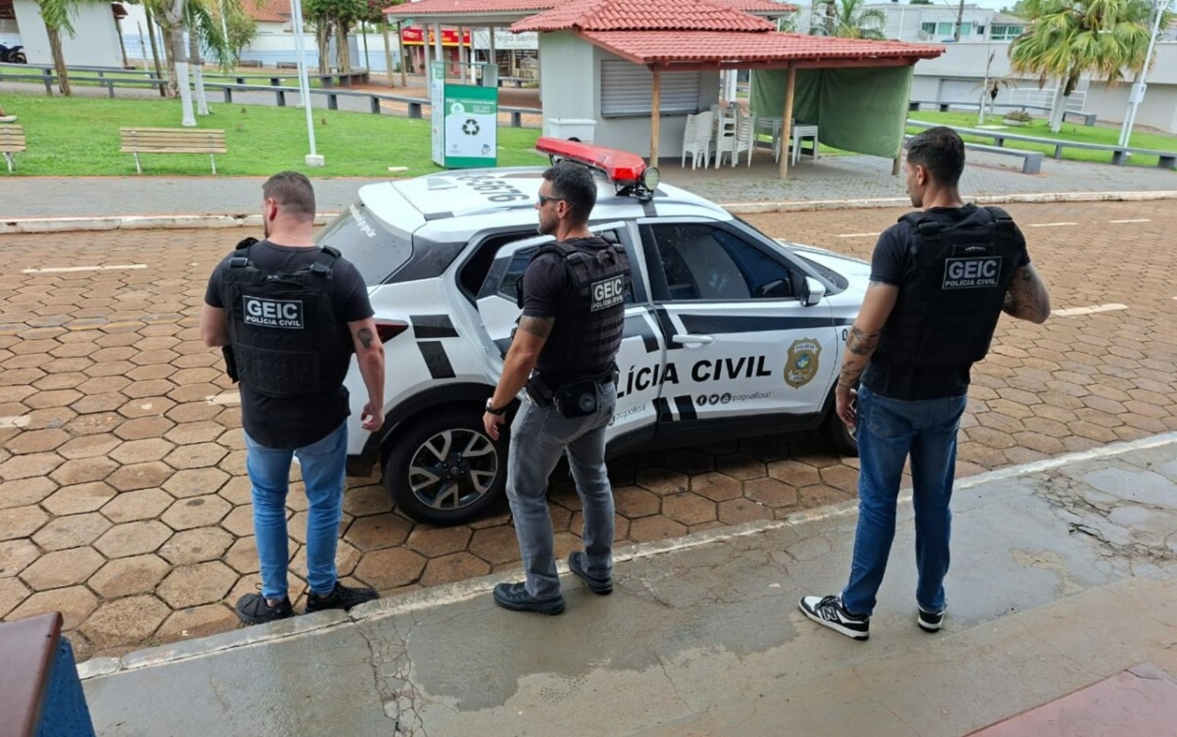 Pedreiro é preso suspeito de quebrar a perna da ex com golpes de pá