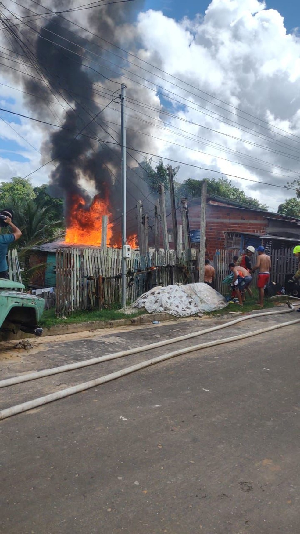 Residência fica na Avenida São Paulo, em Cruzeiro do Sul, e foi atingida por incêndio nesse sábado (27) — Foto: Corpo de Bombeiros