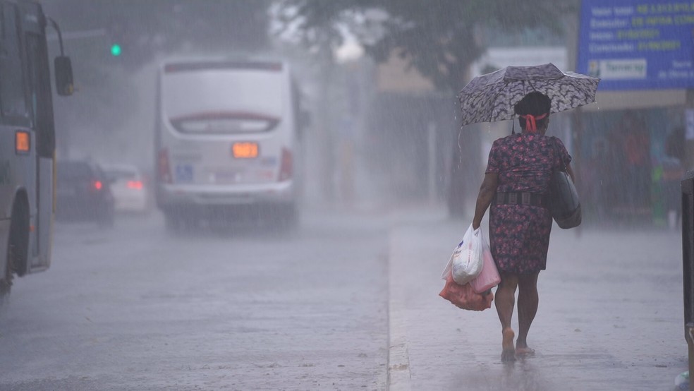 Chuva: Inmet emite alerta para DF e 21 dos 26 estados brasileiros; saiba  quais