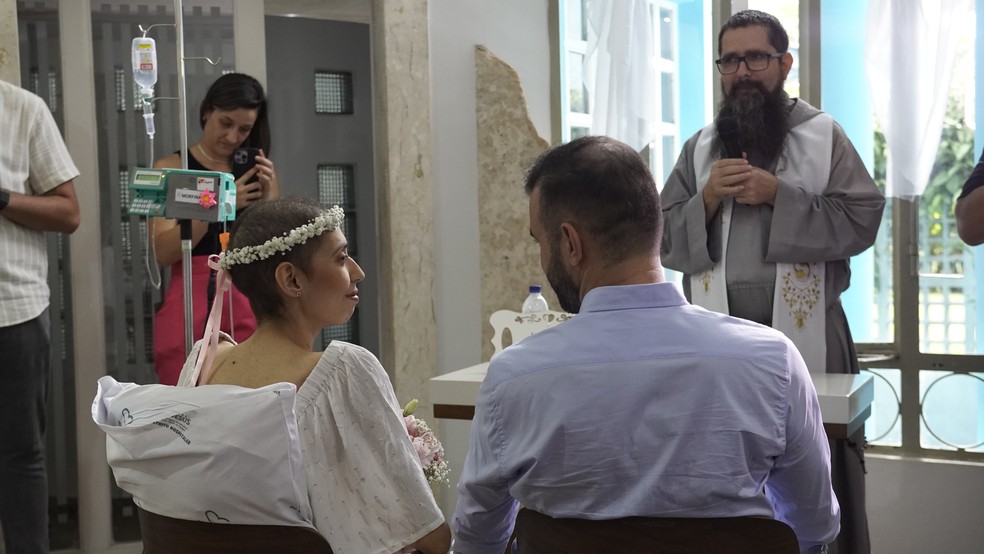 Benção de noivado em hospital contou com a presença de padre no Paraná — Foto: Hospital Bom Jesus/Hoesp