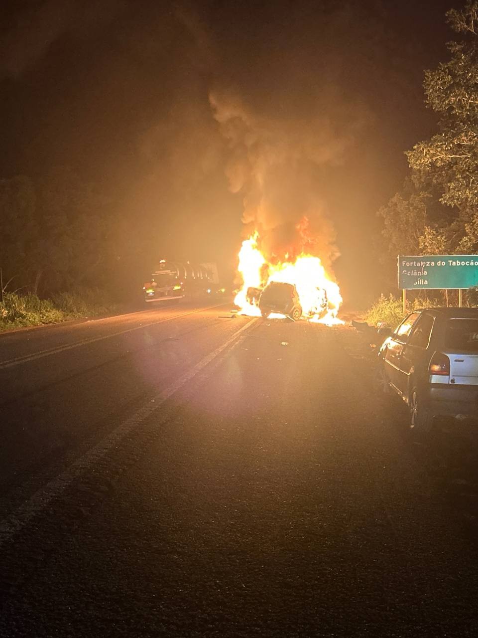 Carros pegam fogo após acidente na BR-153 e três pessoas ficam feridas