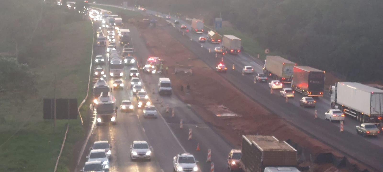 Motociclista morre ao ser atropelado por carreta em rodovia no interior de SP
