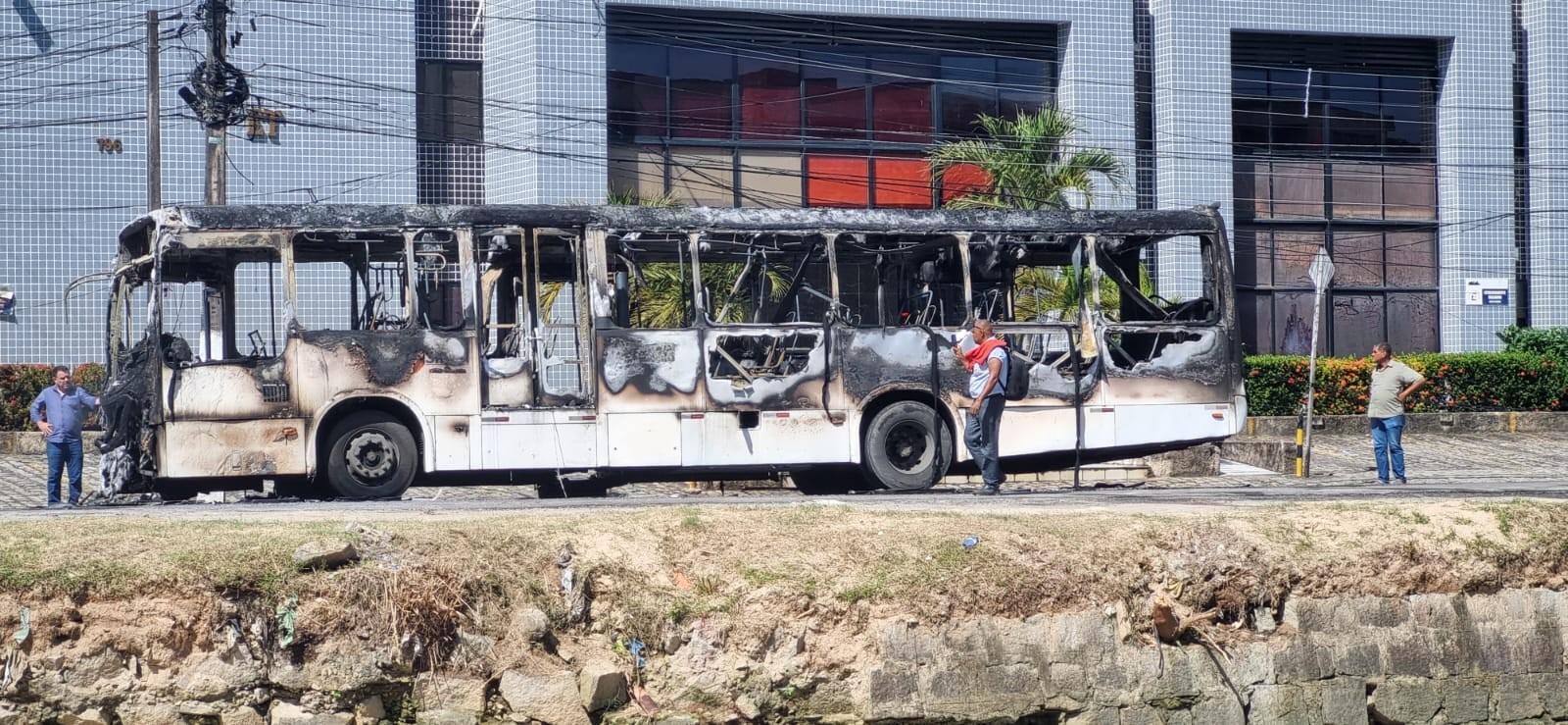Ônibus com mais de 60 passageiros pega fogo e provoca nuvem de fumaça em Maceió 