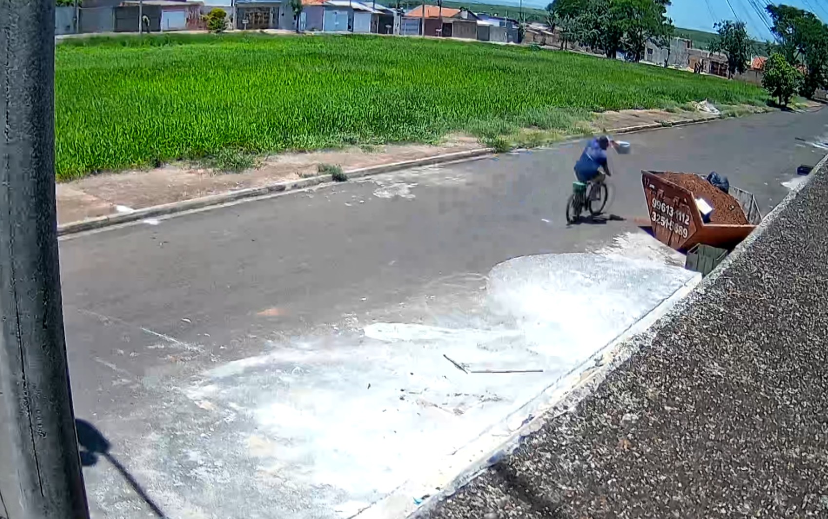Câmera flagra homem jogando saco com cachorro dentro de caçamba em Guariba, SP; VÍDEO