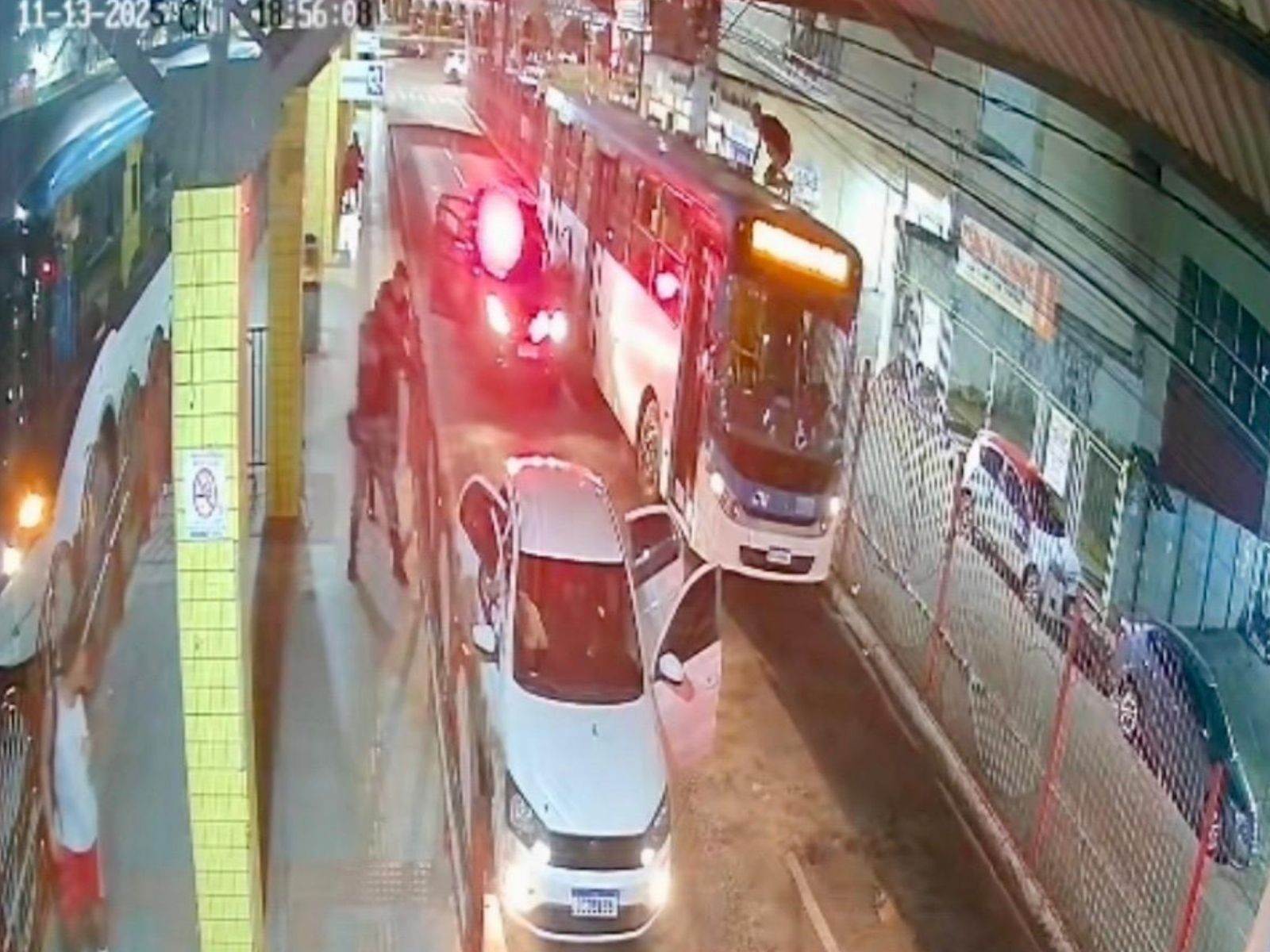 Câmera de segurança registra ação da PM que prendeu quatro em terminal de Rio Branco; VÍDEO