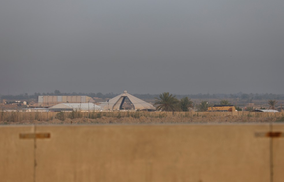 Base militar iraquiana atingida pela explosão. — Foto: REUTERS/Alaa al-Marjani