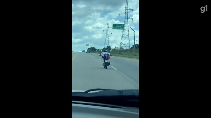 Manobra Superman: prática perigosa vira febre entre motociclistas