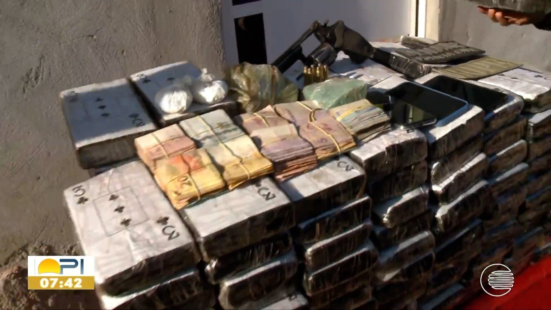 Mais de 170 kg de cocaína encontrados enterrados em sítio; um casal foi preso durante operação