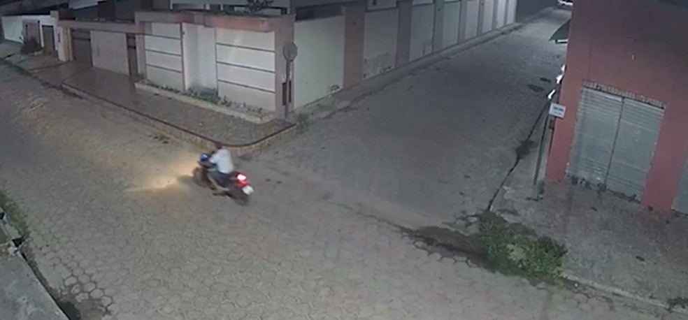 Homem de camiseta branca passa pela rua e faz o mesmo trajeto de Ana Caroline. — Foto: Reprodução