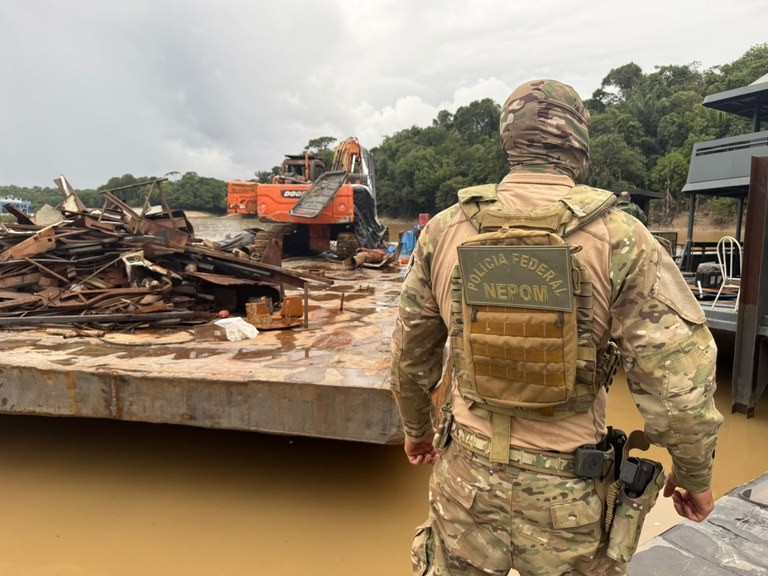 Embarcações usadas para garimpo ilegal são apreendidas durante ação em Manaus