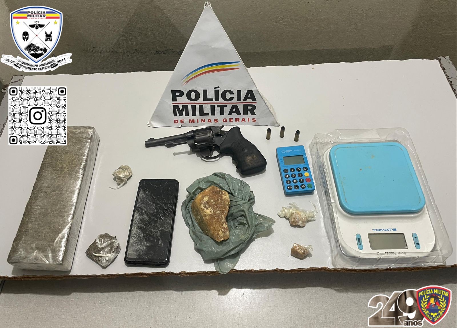 Homem é preso após PM ser informada de que uma pessoa estaria guardando armas e drogas para traficantes em Montes Claros