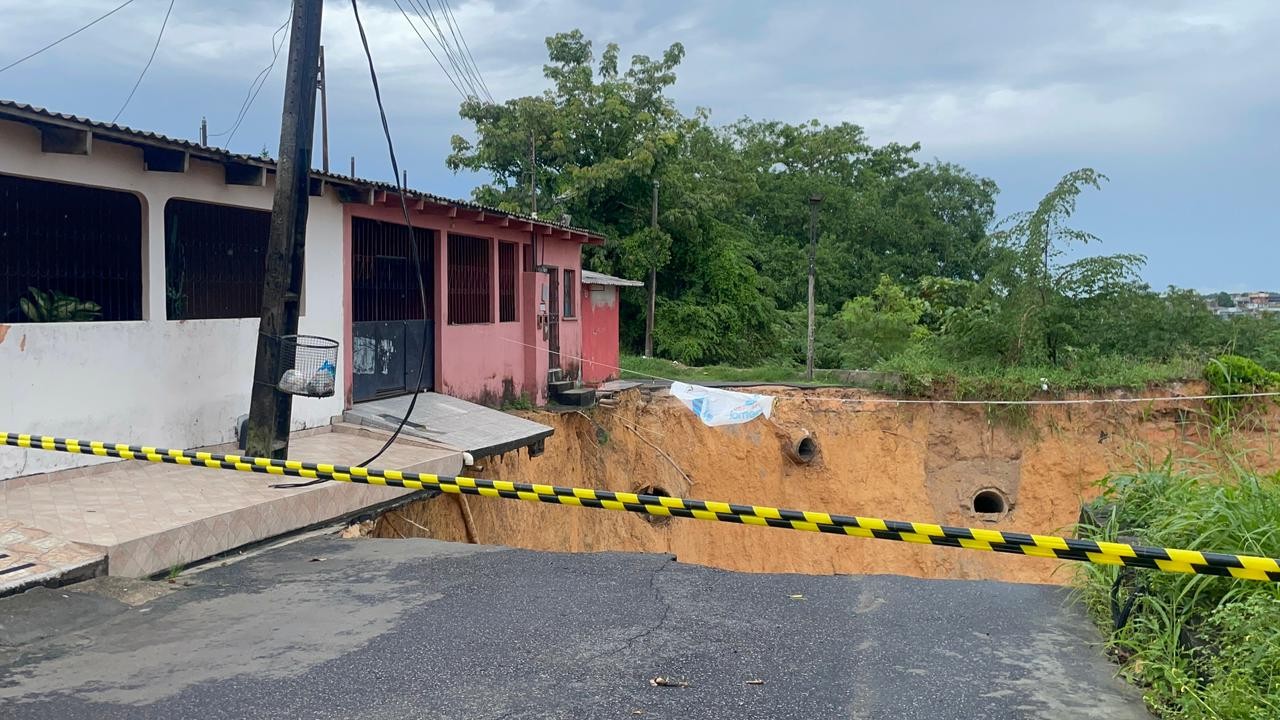 Cratera que aumentou com chuva desta quinta-feira em Manaus já causou morte de mulher em março