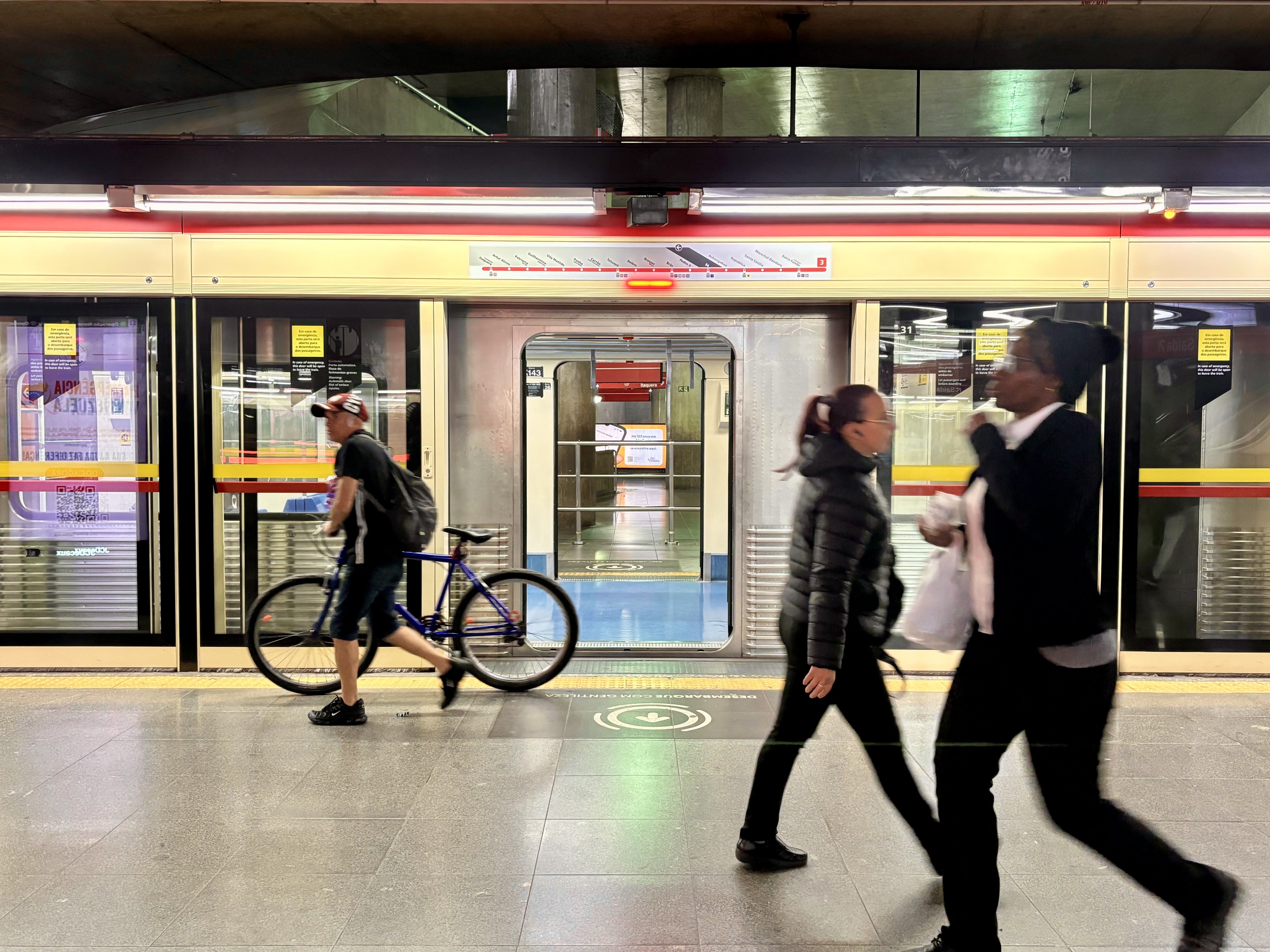 Entre a balada e o trabalho: quem são os passageiros que usam o metrô enquanto a cidade dorme? 