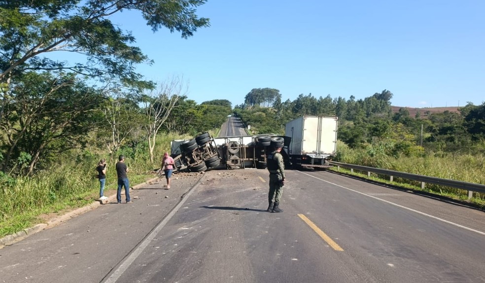 Carreta carregada com 48 toneladas de feijão tomba na Rodovia Assis Chateaubriand em Parapuã — Foto: Polícia Militar Rodoviária/Divulgação