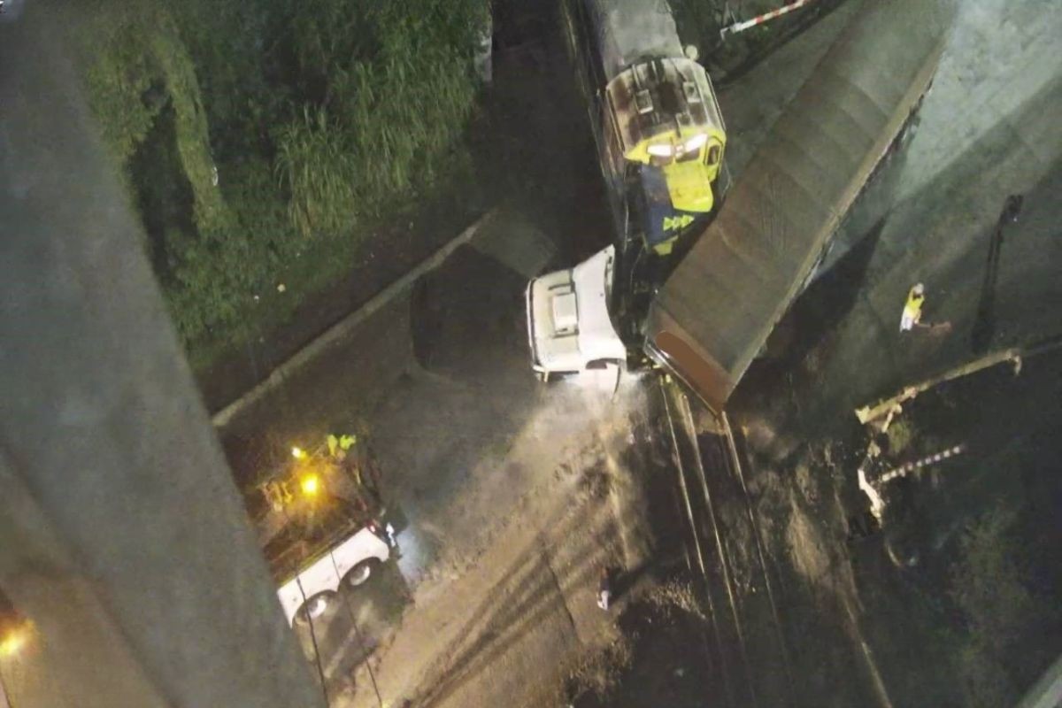 Carreta e trem batem em Cubatão, SP
