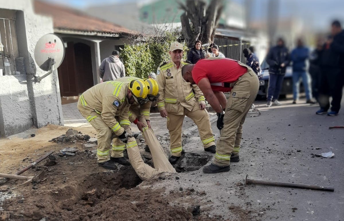 Bombeiros trabalham por quatro horas e meia para resgatar homem que ficou preso em bueiro em Curitiba