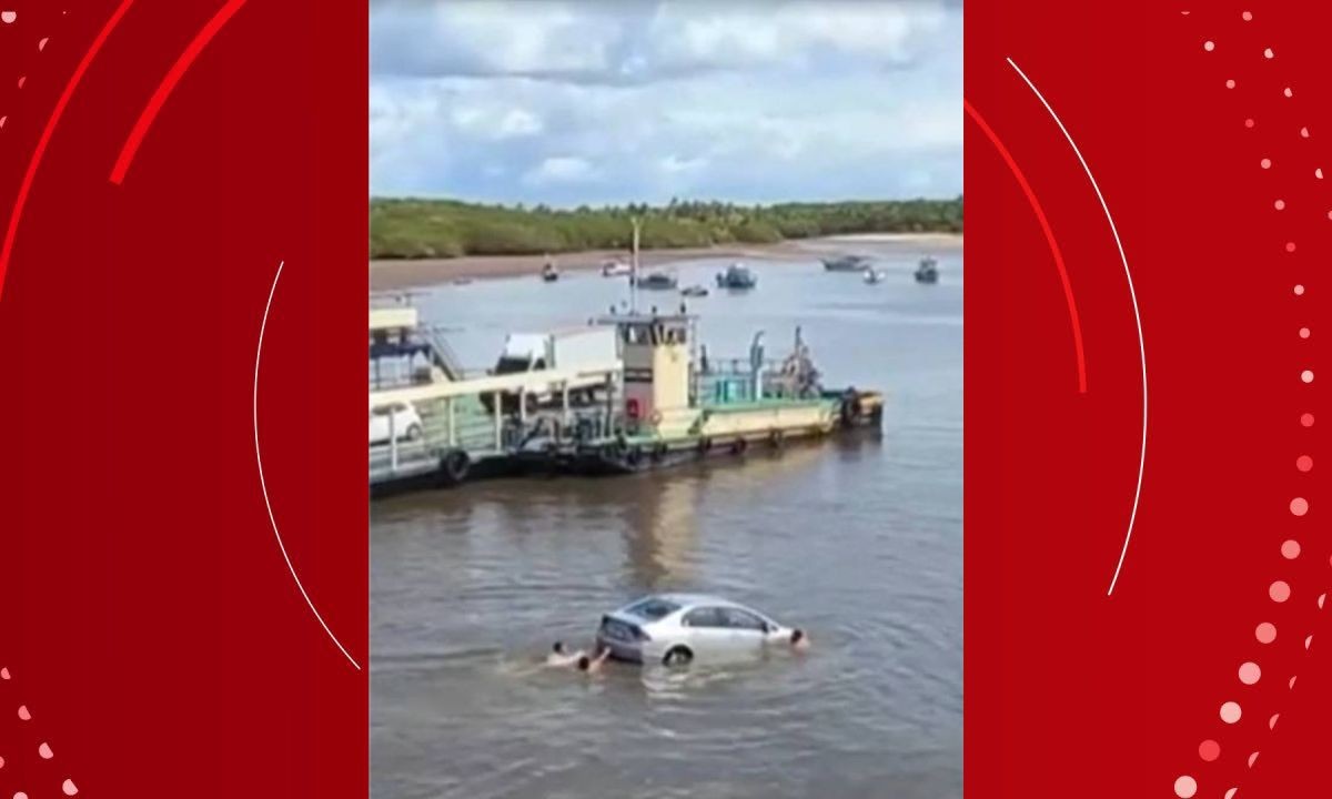 VÍDEO: carro cai em rio na Bahia e fica parcialmente submerso
