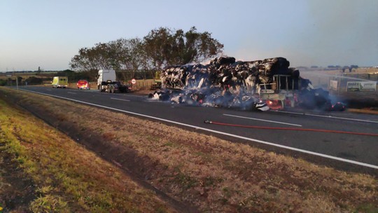 Carreta com 28 toneladas de algodão pega fogo na BR-050, em Uberaba