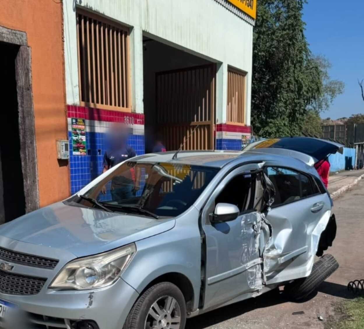 VÍDEO: Motorista é atropelado quando se preparava para entrar no carro após falar com mecânico em Coronel Fabriciano