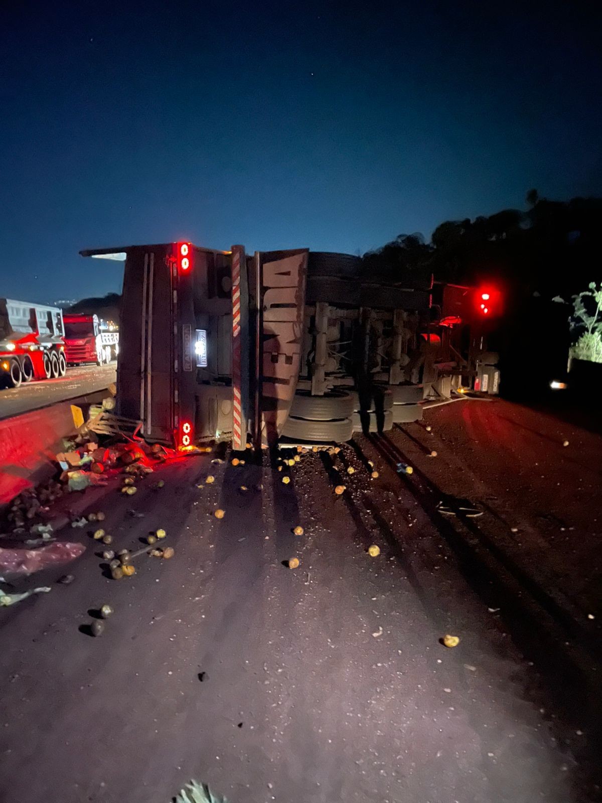 Carreta carregada frutas tomba na Rodovia Fernão Dias e gera mais de 10km de lentidão, na Grande BH